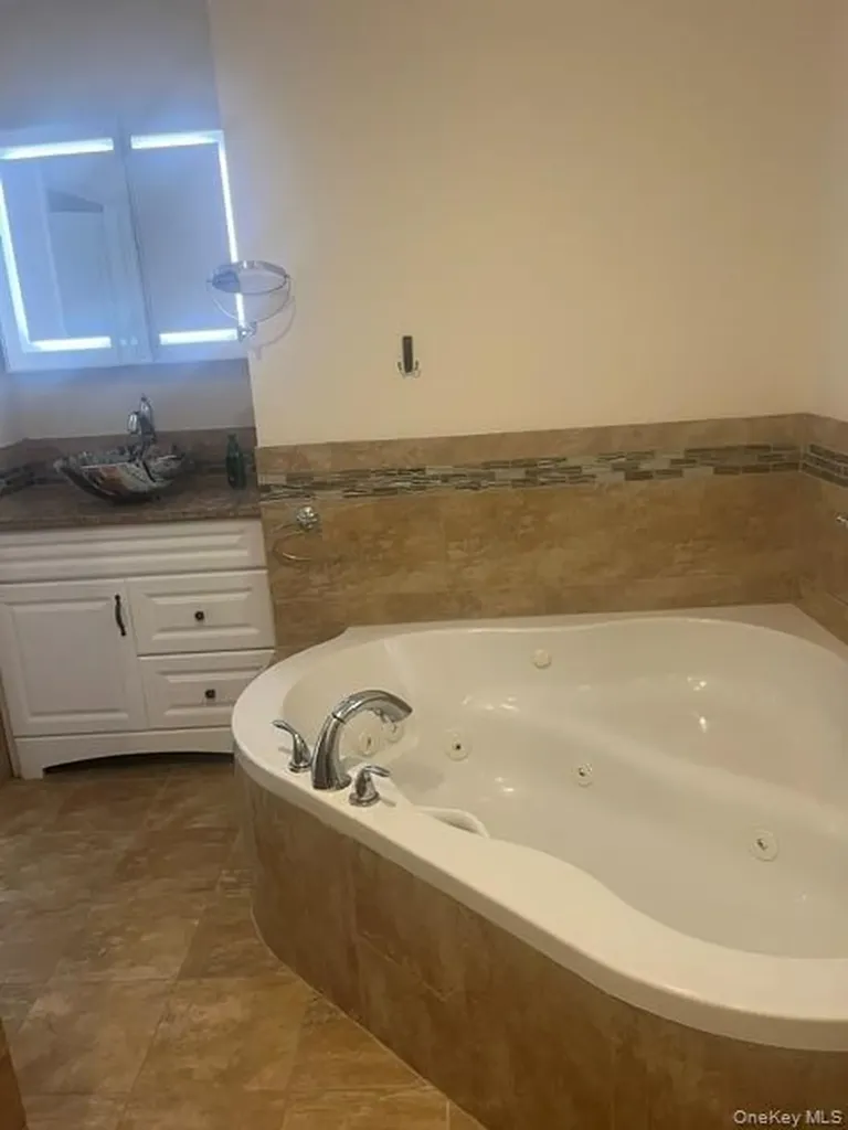 21104 Richland Avenue Oakland Gardens NY 11364