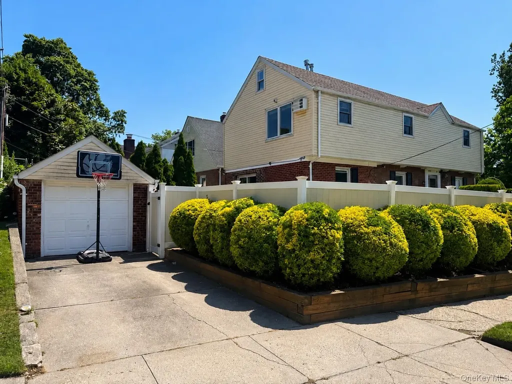 21104 Richland Avenue Oakland Gardens NY 11364