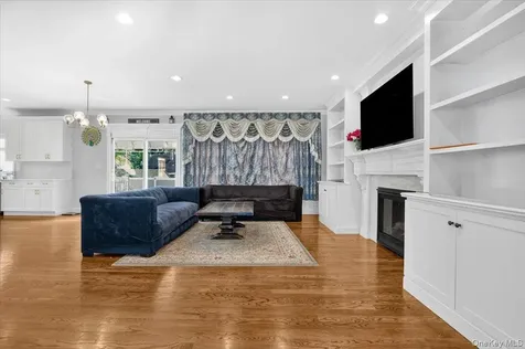 84 Choir Lane Westbury NY 11590