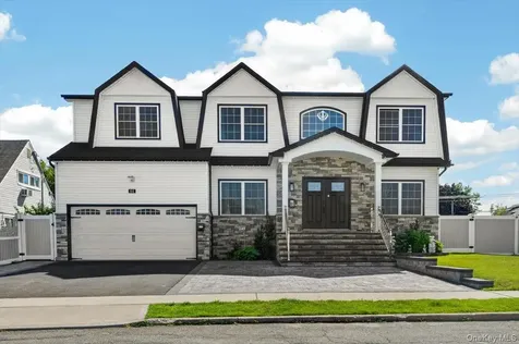 84 Choir Lane Westbury NY 11590
