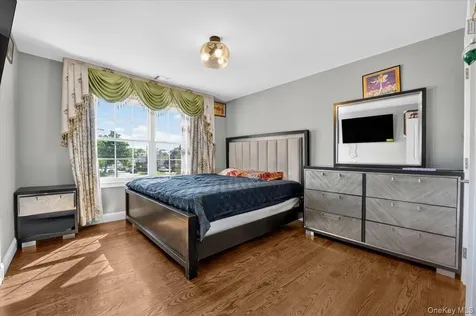 84 Choir Lane Westbury NY 11590