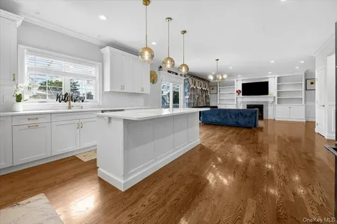84 Choir Lane Westbury NY 11590