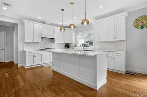 84 Choir Lane Westbury NY 11590