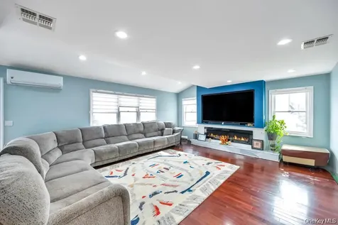 6 Garden Circle Syosset NY 11791