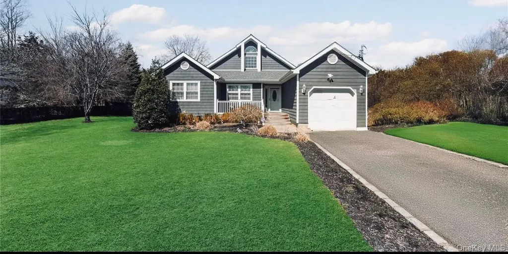 17 Woodlawn Avenue East Moriches NY 11940