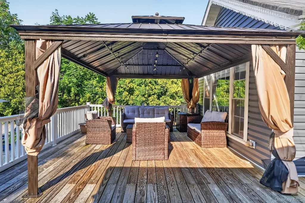 17 Woodlawn Avenue East Moriches NY 11940