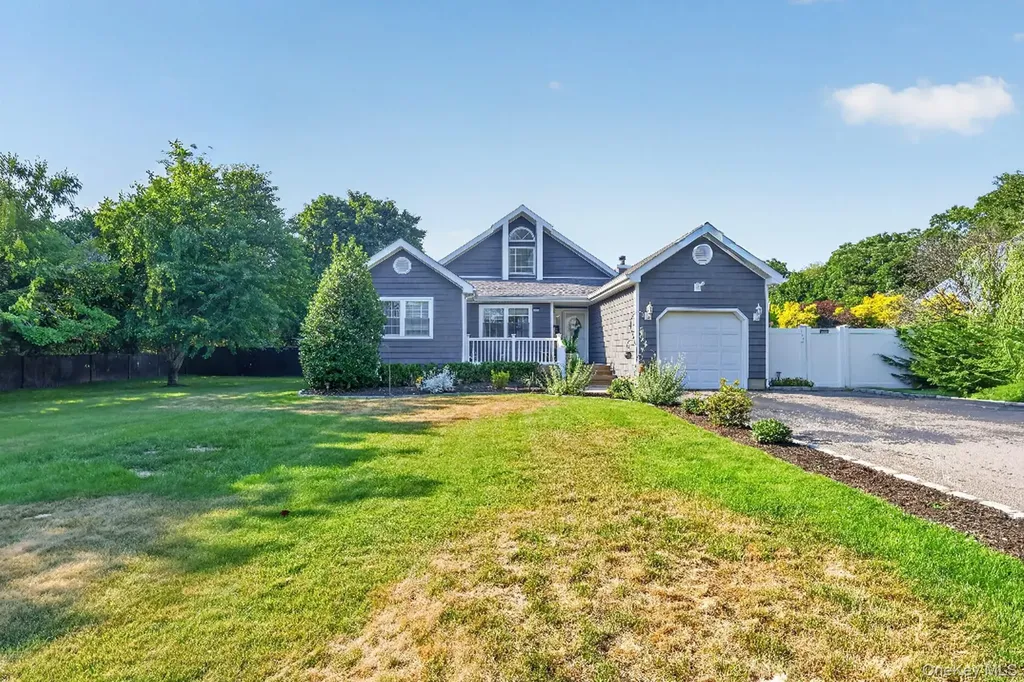 17 Woodlawn Avenue East Moriches NY 11940