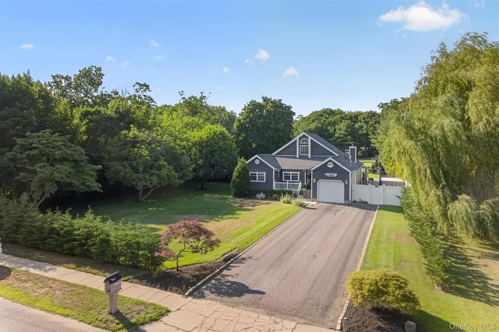 17 Woodlawn Avenue East Moriches NY 11940