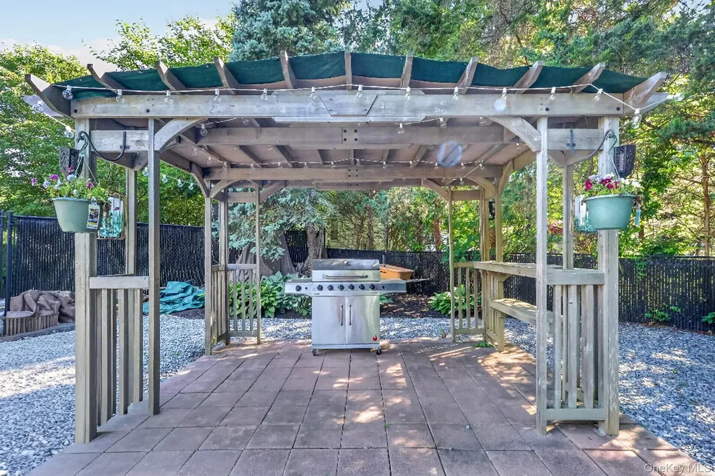 17 Woodlawn Avenue East Moriches NY 11940