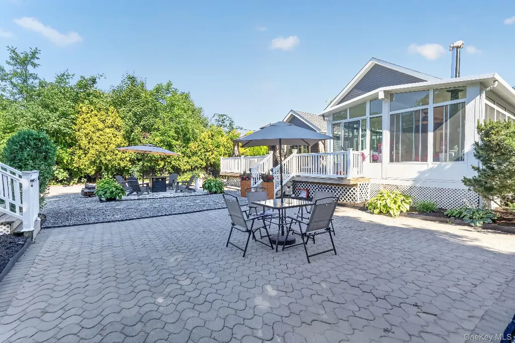 17 Woodlawn Avenue East Moriches NY 11940