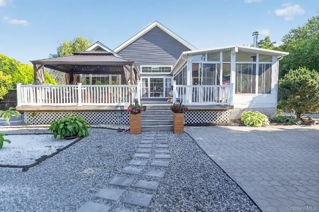 17 Woodlawn Avenue East Moriches NY 11940