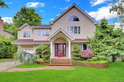 120 Greenway W New Hyde Park NY 11040