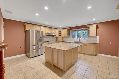 120 Greenway W New Hyde Park NY 11040