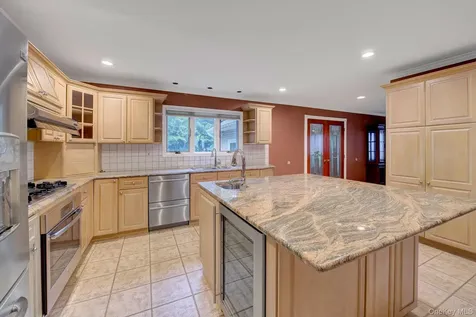 120 Greenway W New Hyde Park NY 11040