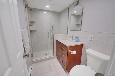 120 Greenway W New Hyde Park NY 11040