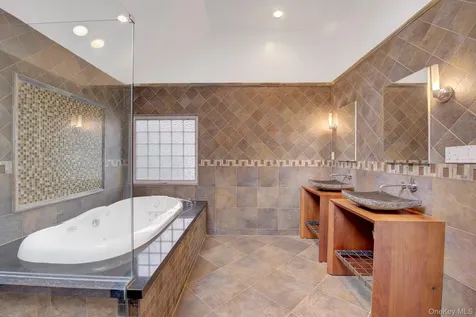 120 Greenway W New Hyde Park NY 11040