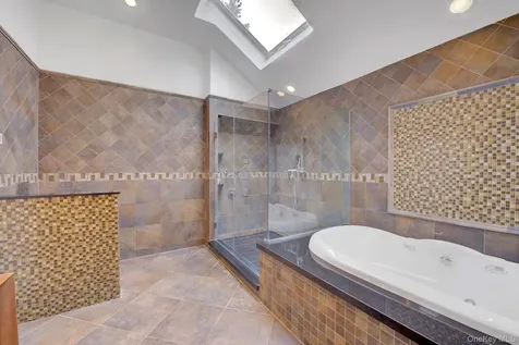 120 Greenway W New Hyde Park NY 11040