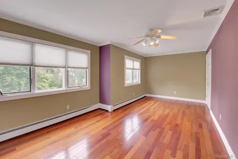 120 Greenway W New Hyde Park NY 11040