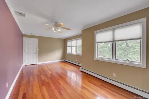 120 Greenway W New Hyde Park NY 11040