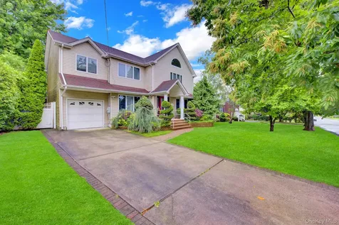 120 Greenway W New Hyde Park NY 11040