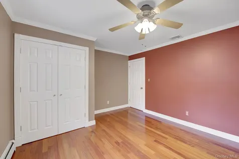 120 Greenway W New Hyde Park NY 11040
