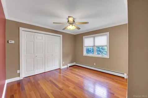 120 Greenway W New Hyde Park NY 11040