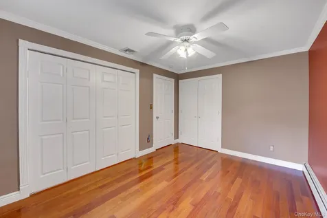 120 Greenway W New Hyde Park NY 11040