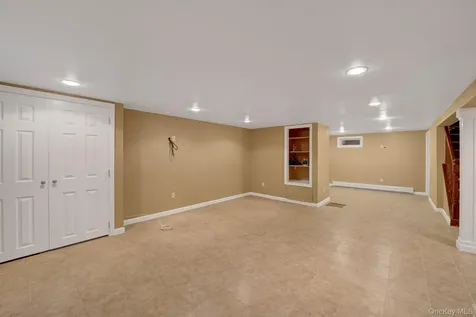 120 Greenway W New Hyde Park NY 11040