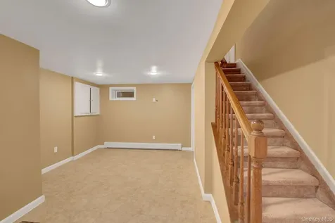 120 Greenway W New Hyde Park NY 11040