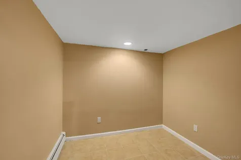 120 Greenway W New Hyde Park NY 11040