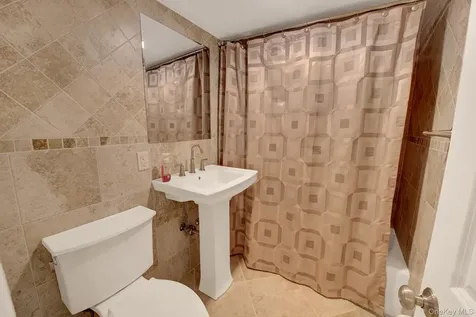 120 Greenway W New Hyde Park NY 11040