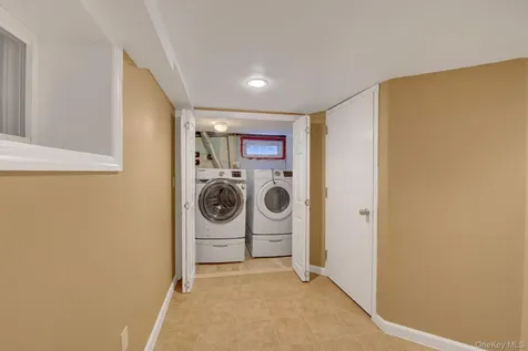 120 Greenway W New Hyde Park NY 11040
