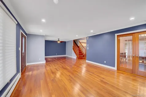 120 Greenway W New Hyde Park NY 11040