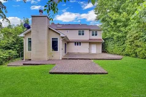 120 Greenway W New Hyde Park NY 11040