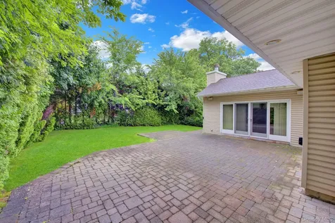 120 Greenway W New Hyde Park NY 11040