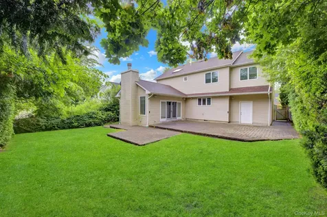120 Greenway W New Hyde Park NY 11040