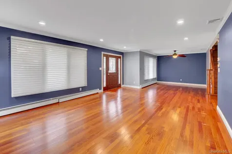 120 Greenway W New Hyde Park NY 11040