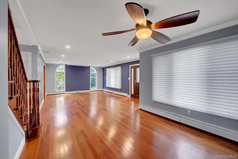 120 Greenway W New Hyde Park NY 11040