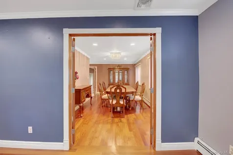 120 Greenway W New Hyde Park NY 11040
