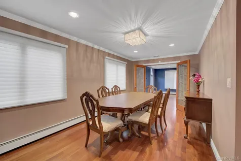 120 Greenway W New Hyde Park NY 11040