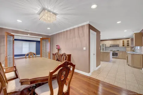 120 Greenway W New Hyde Park NY 11040