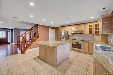 120 Greenway W New Hyde Park NY 11040