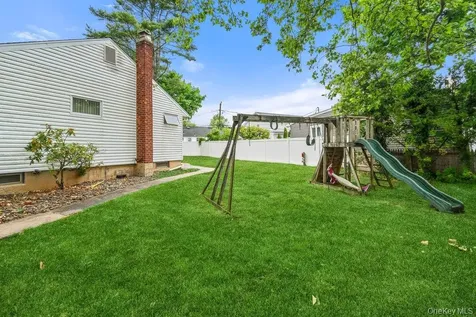 26 Sheridan Street Old Bethpage NY 11804