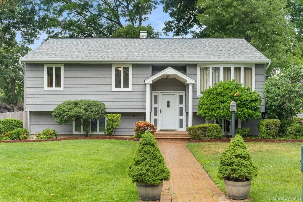 142 Mohican Avenue Ronkonkoma NY 11779