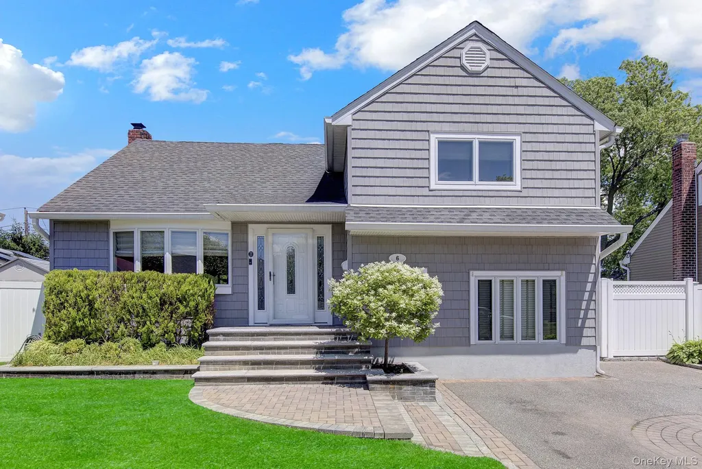 6 Oxford Avenue Massapequa NY 11758