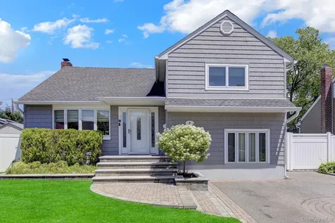 6 Oxford Avenue Massapequa NY 11758