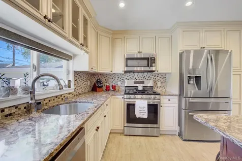 6 Oxford Avenue Massapequa NY 11758