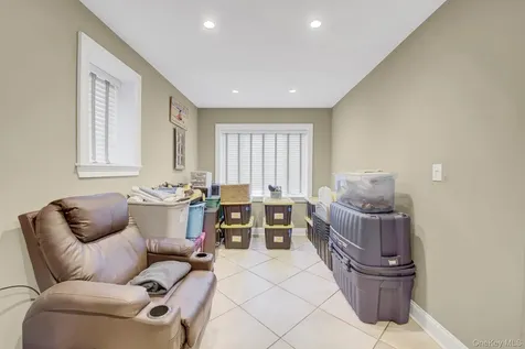 6 Oxford Avenue Massapequa NY 11758