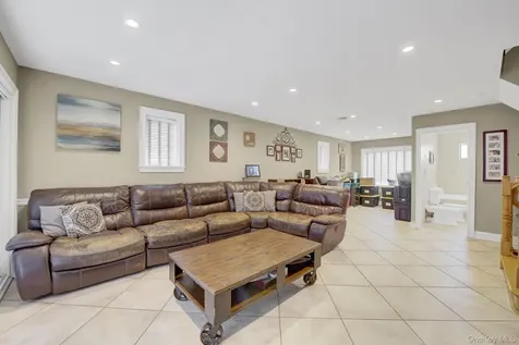 6 Oxford Avenue Massapequa NY 11758