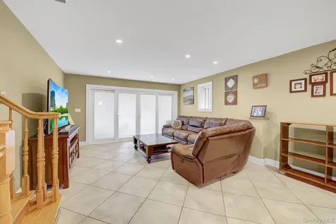 6 Oxford Avenue Massapequa NY 11758
